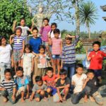 Rona Özkan Instagram - Heute vor genau einem Jahr begann für mich eine ganz besondere Reise. Als Volunteer ging ich für zwei Monate nach Bali. In der ersten Hälfte der Zeit unterrichtete ich Englisch an Schulen und lernte dabei eine ganz neue  Welt kennen. Besonders berührt hat mich die Tatsache, dass es für Kinder nicht selbstverständlich ist, eine Schule besuchen zu können. Auch wie engagiert sie mir einen liebevollen Abschied beschert haben mit vielen Blüten, Blumenkränzen und Essen, war für mich ein einmaliges Erlebnis. Diese herzliche Art und Lebensfreude habe ich in dieser Kultur bei vielen Menschen erleben dürfen. In der anderen Hälfte meiner Reise sah ich viel von der wunderschönen und atemberaubenden Landschaft Balis. Eine unglaublich grüne Natur mit vielen bunten Blumen und exotischen Früchten, die mir bis dato völlig unbekannt waren. Auf meiner Reise habe ich auch viele tolle Menschen kennen gelernt und dabei Freundschaften geschlossen. Es war für mich eine unfassbar aufregende, prägende und wundervolle Zeit. Ich bin wirklich sehr dankbar dafür, dass ich das erleben durfte. Ubud, Bali, Indonesia