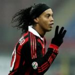 Ronaldinho Instagram - #OTD minha tripletta pelo @acmilan !!! Momentos marcantes com a camisa rossonera 🤙🏾 #SempreMilan 🔴⚫