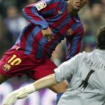 Ronaldinho Instagram - Dia inesquecível na minha carreira!!! Em 2005 vencemos o Real por 3x0 em pleno Santiago Bernabéu... Jamais imaginei ser aplaudido na casa de nosso rival, Mt obrigado pelo carinho! 🤙🏾 #SempreBarça 🔵🔴
