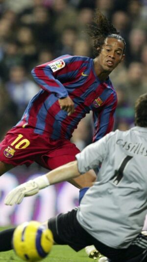 Ronaldinho Instagram - Dia inesquecível na minha carreira!!! 
Em 2005 vencemos o Real por 3x0 em pleno Santiago Bernabéu... Jamais imaginei ser aplaudido na casa de nosso rival, Mt obrigado pelo carinho! 🤙🏾

#SempreBarça 🔵🔴
