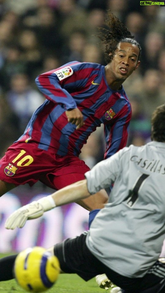 Ronaldinho Instagram - Dia inesquecível na minha carreira!!! Em 2005 vencemos o Real por 3x0 em pleno Santiago Bernabéu... Jamais imaginei ser aplaudido na casa de nosso rival, Mt obrigado pelo carinho! 🤙🏾 #SempreBarça 🔵🔴