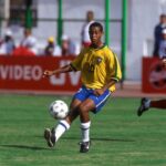 Ronaldinho Instagram - Lembranças Mundial Sub-17!! 🏆 Me lembro até hj a alegria de vencer este troféu no Egito, em 97! Hj começa a caminhada dos nossos guris... Boa sorte!!! 🇧🇷🇧🇷🤙🏾 #U17WC