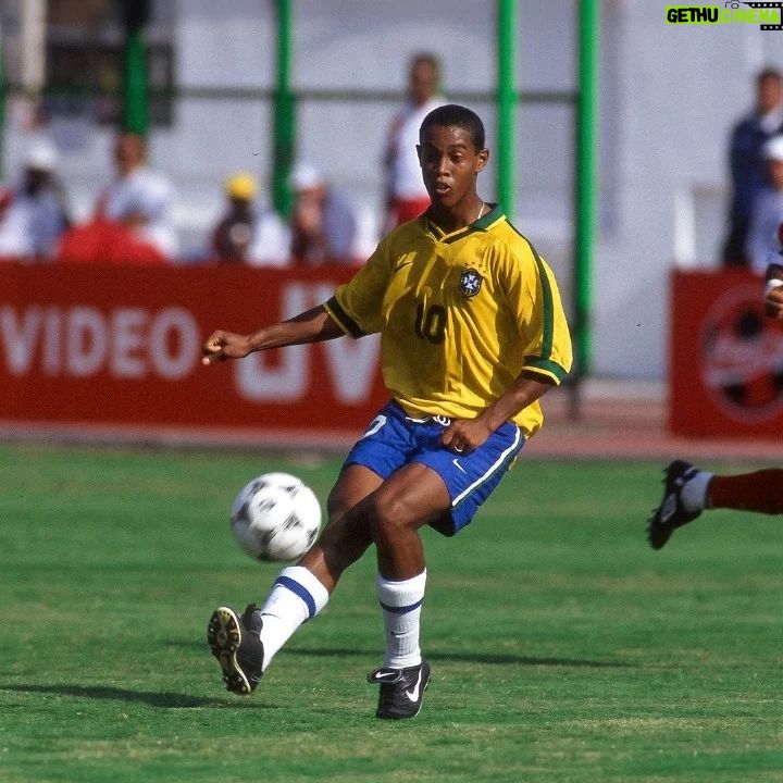 Ronaldinho Instagram - Lembranças Mundial Sub-17!! 🏆 Me lembro até hj a alegria de vencer este troféu no Egito, em 97! Hj começa a caminhada dos nossos guris... Boa sorte!!! 🇧🇷🇧🇷🤙🏾 #U17WC