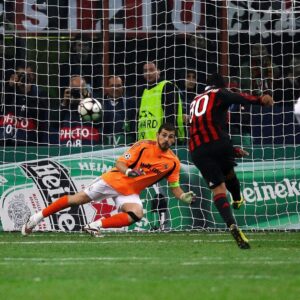 Ronaldinho Instagram - Meu primeiro gol na Champions com o @acmilan 🔴⚫
Lindo momento em um jogo tão importante… Sempre Milan!!! 💪🏾