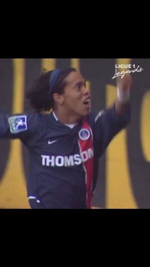 Ronaldinho Instagram - #TBT Le Classique!!! Bruxaria rolou solta em 2002 neste jogaço 🤙🏾
#WeAreParis 🔴🔵