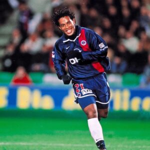 Ronaldinho Instagram - Meu primeiro gol na Europa!!! Neste dia em 2001 marquei meu primeiro gol pelo @psg 

#AllezParis 🔴🔵