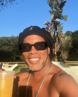 Ronaldinho Instagram - Fim de ano … bora 2024!!! 🤙🏾