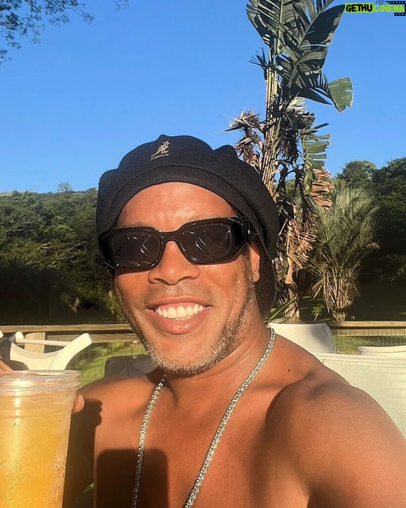 Ronaldinho Instagram - Fim de ano … bora 2024!!! 🤙🏾
