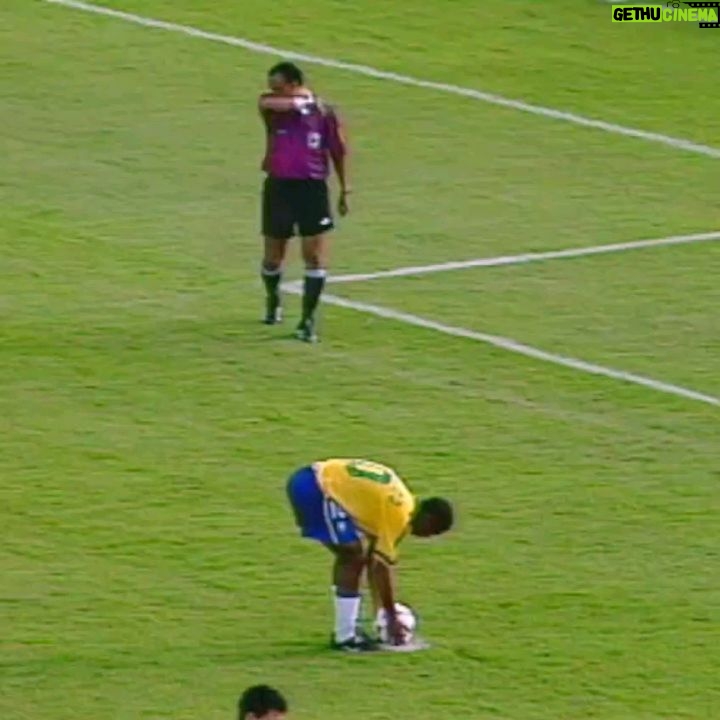 Ronaldinho Instagram - Lembranças Mundial Sub-17!! 🏆 Me lembro até hj a alegria de vencer este troféu no Egito, em 97! Hj começa a caminhada dos nossos guris... Boa sorte!!! 🇧🇷🇧🇷🤙🏾 #U17WC