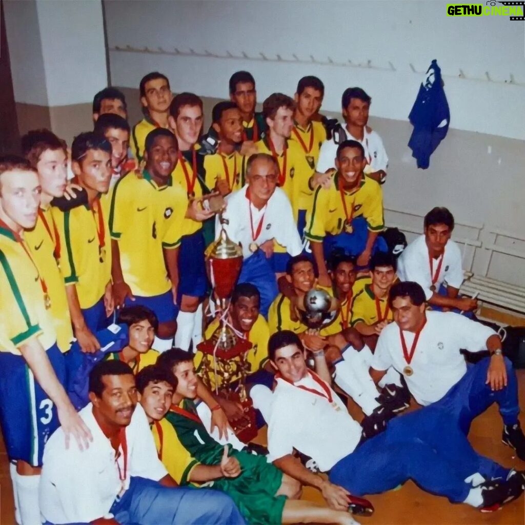 Ronaldinho Instagram - Lembranças Mundial Sub-17!! 🏆 Me lembro até hj a alegria de vencer este troféu no Egito, em 97! Hj começa a caminhada dos nossos guris... Boa sorte!!! 🇧🇷🇧🇷🤙🏾 #U17WC