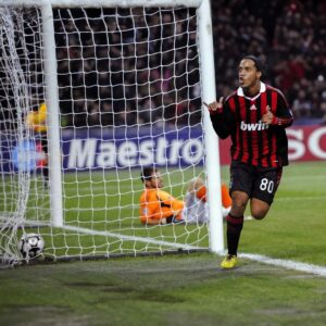 Ronaldinho Instagram - Meu primeiro gol na Champions com o @acmilan 🔴⚫
Lindo momento em um jogo tão importante… Sempre Milan!!! 💪🏾