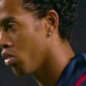 Ronaldinho Instagram - Meu primeiro gol na Europa!!! Neste dia em 2001 marquei meu primeiro gol pelo @psg 

#AllezParis 🔴🔵