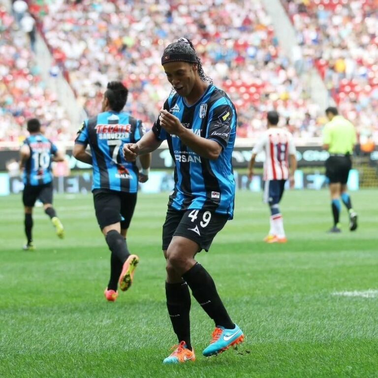 Ronaldinho Instagram - Dia de relembrar meu primeiro gol pelo @clubqueretaro 🇲🇽🇲🇽