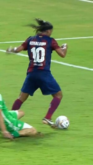 Ronaldinho Instagram - Ronaldinho ages like fine wine 🍷

Hi ha coses que no canvien mai 😏🤙

La magia sigue🇧🇷