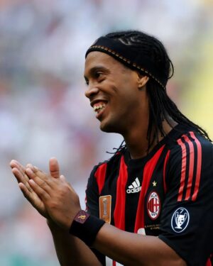 Ronaldinho Instagram - Hoje é um dia mt especial, dia que estreei pelo @acmilan !! Só lembranças boas desta torcida e cidade maravilhosa 🤙🏾