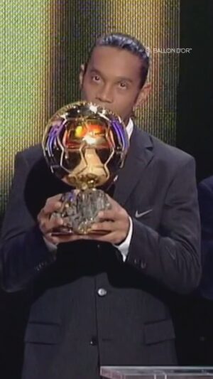 Ronaldinho Instagram - ⚽✨ Ronaldinho received the 2005 Ballon d'Or, in front of Zinédine Zidane and Michel Platini 

#ballondor #ronaldinho #ronnie