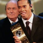 Ronaldinho Instagram – Muito orgulho e felicidade em ser reconhecido duas vezes como o Melhor Jogador do Mundo pela FIFA!!! 
Estar entre os 3 melhores do mundo 3 anos seguidos é realmente incrivel! Quero agradecer a todos meus companheiros e torcida que me ajudaram a alcançar todas as nossas conquistas 🤙🏾