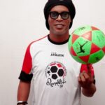 Ronaldinho Instagram - A Bola é o melhor brinquedo do mundo!! ⚽️🤙🏾