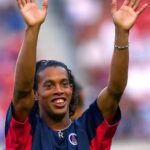 Ronaldinho Instagram - Quanto carinho, respeito e admiração tenho por este clube!!! Parabéns por seus 53 anos PSG! 🤙🏾 #AllezParis 🔴🔵