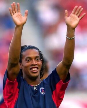 Ronaldinho Instagram - Quanto carinho, respeito e admiração tenho por este clube!!! Parabéns por seus 53 anos PSG! 🤙🏾
#AllezParis 🔴🔵