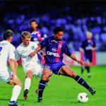 Ronaldinho Instagram - Há 22 anos eu estreava por meu primeiro time europeu... Nossa história não poderia ter sido melhor, mt obrigado Paris!!! 🤙🏾 #AllezParis 🔵🔴