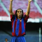 Ronaldinho Instagram - O começo de uma linda história!! Dia da minha apresentação para o @fcbarcelona 🤙🏾 #MésQueUnClub 🔵🔴
