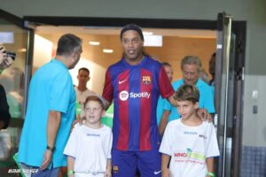 Ronaldinho Instagram - Israel, muito obrigado!!! 🇮🇱🇮🇱
País lindo e que nos recebe tão bem todas as vezes... Felicidade em rever meus companheiros e dar um pouco de alegria pra galera!!
#MésQueUnClub 🔴🔵