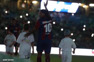 Ronaldinho Instagram - Israel, muito obrigado!!! 🇮🇱🇮🇱
País lindo e que nos recebe tão bem todas as vezes... Felicidade em rever meus companheiros e dar um pouco de alegria pra galera!!
#MésQueUnClub 🔴🔵
