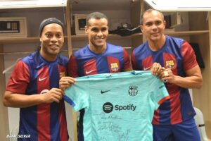 Ronaldinho Instagram - Israel, muito obrigado!!! 🇮🇱🇮🇱
País lindo e que nos recebe tão bem todas as vezes... Felicidade em rever meus companheiros e dar um pouco de alegria pra galera!!
#MésQueUnClub 🔴🔵