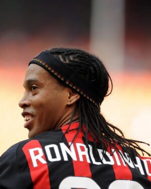 Ronaldinho Instagram - Hoje é um dia mt especial, dia que estreei pelo @acmilan !! Só lembranças boas desta torcida e cidade maravilhosa 🤙🏾