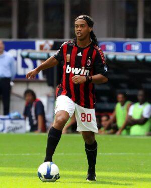Ronaldinho Instagram - Hoje é um dia mt especial, dia que estreei pelo @acmilan !! Só lembranças boas desta torcida e cidade maravilhosa 🤙🏾