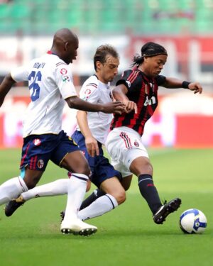 Ronaldinho Instagram - Hoje é um dia mt especial, dia que estreei pelo @acmilan !! Só lembranças boas desta torcida e cidade maravilhosa 🤙🏾
