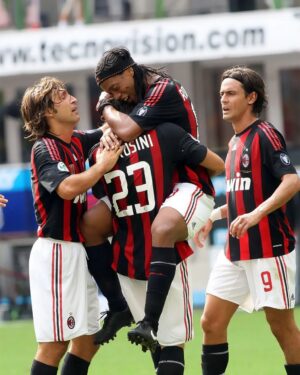 Ronaldinho Instagram - Hoje é um dia mt especial, dia que estreei pelo @acmilan !! Só lembranças boas desta torcida e cidade maravilhosa 🤙🏾
