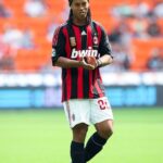 Ronaldinho Instagram - Hoje é um dia mt especial, dia que estreei pelo @acmilan !! Só lembranças boas desta torcida e cidade maravilhosa 🤙🏾