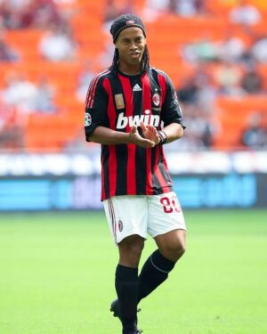 Ronaldinho Instagram - Hoje é um dia mt especial, dia que estreei pelo @acmilan !! Só lembranças boas desta torcida e cidade maravilhosa 🤙🏾