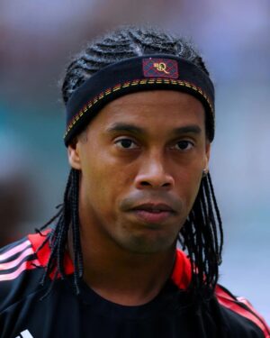 Ronaldinho Instagram - Hoje é um dia mt especial, dia que estreei pelo @acmilan !! Só lembranças boas desta torcida e cidade maravilhosa 🤙🏾