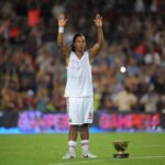 Ronaldinho Instagram - 13 anos da minha volta ao Camp Nou… Mt obrigado Capi, significa muito receber este troféu das suas mãos! 🤙🏾