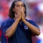 Ronaldinho Instagram - Quanto carinho, respeito e admiração tenho por este clube!!! Parabéns por seus 53 anos PSG! 🤙🏾 #AllezParis 🔴🔵