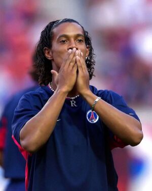 Ronaldinho Instagram - Quanto carinho, respeito e admiração tenho por este clube!!! Parabéns por seus 53 anos PSG! 🤙🏾
#AllezParis 🔴🔵