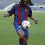 Ronaldinho Instagram - O começo de uma linda história!! Dia da minha apresentação para o @fcbarcelona 🤙🏾 #MésQueUnClub 🔵🔴