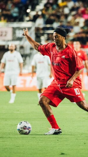 Ronaldinho Instagram - Bruxaria rolou solta em Miami!!! 🔮 🇺🇸
Bom demais jogar com estas feras, ainda mais com a festa desta torcida lindal!!! 
#LeyendasCONMEBOL