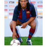 Ronaldinho Instagram - ¡FELIZ 124º CUMPLE, BARÇA!​ Alguns dos momentos incríveis que tive a honra de fazer parte da história do @fcbarcelona !! Parabéns por seus 124 anos de muitas conquistas e alegrias!!! #SempreBarça 🔴🔵