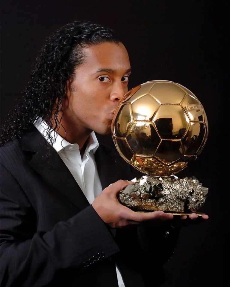 Ronaldinho Instagram - Ballon d'Or 2005 🏆 Sem palavras para descrever a emoção de receber este troféu... Obrigado a todos que estiveram comigo nessa jornada e me ajudaram a tornar este sonho possível!!! Obrigado!!!!!!!!!!