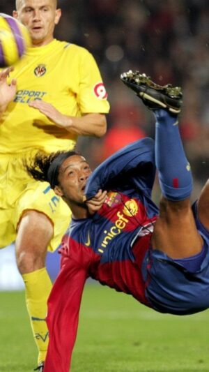 Ronaldinho Instagram - Dia de relembrar um dos gols mais bonitos da minha carreira!!!
Em 2006 vencemos o Villareal por 4x0 e tive a felicidade de marcar este lindo gol 🤙🏾