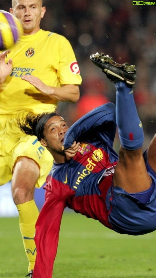 Ronaldinho Instagram - Dia de relembrar um dos gols mais bonitos da minha carreira!!! Em 2006 vencemos o Villareal por 4x0 e tive a felicidade de marcar este lindo gol 🤙🏾