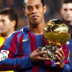 Ronaldinho Instagram – Lembranças de um ano mágico na minha vida… Hoje foi o dia que voltei ao Camp Nou com a Bola de Ouro!!! Jamais vou esquecer a alegria de receber este prêmio das suas mãos, minha mãe! ❤