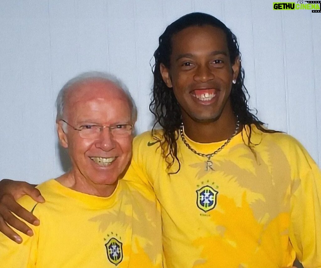 Ronaldinho Instagram - Obrigado por tudo mestre !!! Descanse em paz 🙏🏾