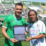 Ronaldinho Instagram - #TBT em Chapecó!!! Mt obrigado pelo carinho de todos no último fds! Galera alto astral e evento lindo... Até a próxima 🤙🏾 📷 @fotojuliagalvao @wilberphotosport