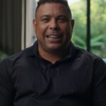 Ronaldo Instagram - O ano era 2002: o Brasil disputava o penta e geral fazia o corte icônico do @ronaldo pra dar sorte! 🤞 Bora maratonar o doc #Ronaldo, O Fenômeno e relembrar esse momento! 🤩 #RonaldoNoGloboplay #PraTodosVerem: vídeo com depoimentos sobre o corte de cabelo do Ronaldo na Copa de 2002.