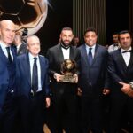 Ronaldo Instagram - Um camisa 9 volta a ser Bola de Ouro. Você merece, @karimbenzema. Uma honra ser uma de suas inspirações. Parabéns pela conquista! Parabenizo também @alexiaputellas. A lesão que poderia tirá-la da disputa só tornou o desafio maior - conheço essa história. Temporada da superação encerrada com Bola de Ouro! #ballondor 📸: Stéphane Mantey / Alain Mounic - @lequipe Théâtre du Châtelet
